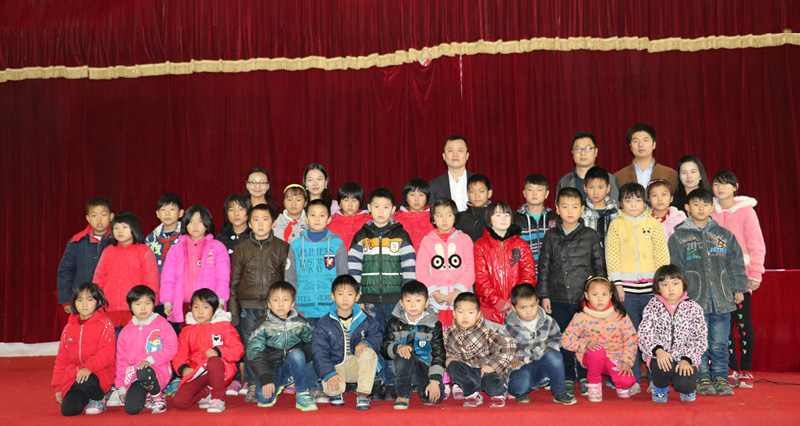 人人安康公益助學(xué)攜手李銳、應(yīng)采兒赴湘西龍山茅坪小學(xué)，與孩子一起歡度「六一」.jpg